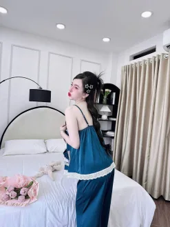 Alternative view of Bộ ngủ lụa dài hai dây phối ren thú