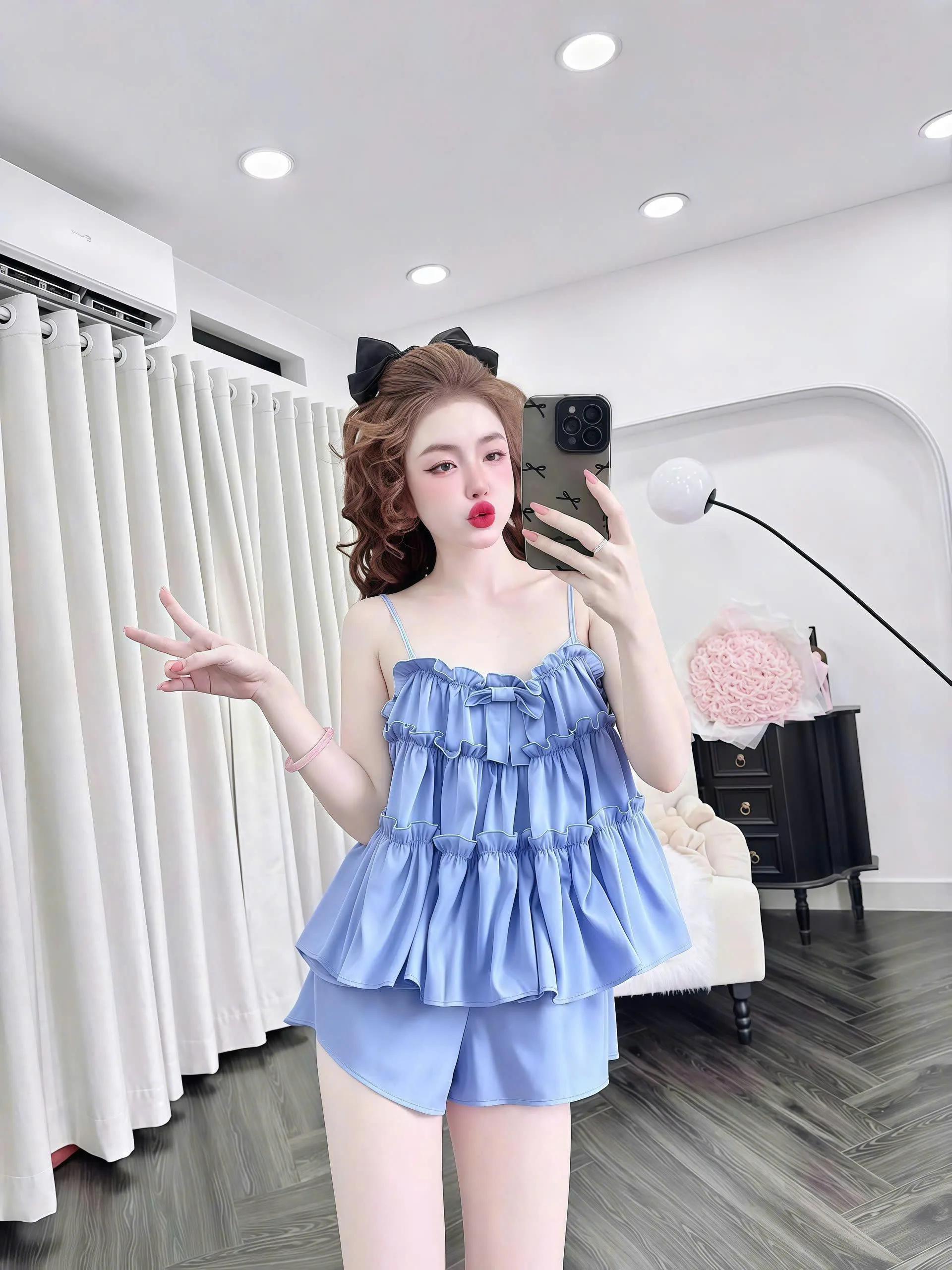Bộ ngủ lụa quần đùi hai tầng nơ to - Ảnh 2