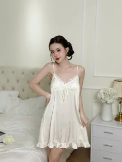 Alternative view of Váy ngủ lụa viền ren nút ngọc
