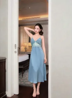 Alternative view of Váy ngủ lụa dài trơn phối ren ngực